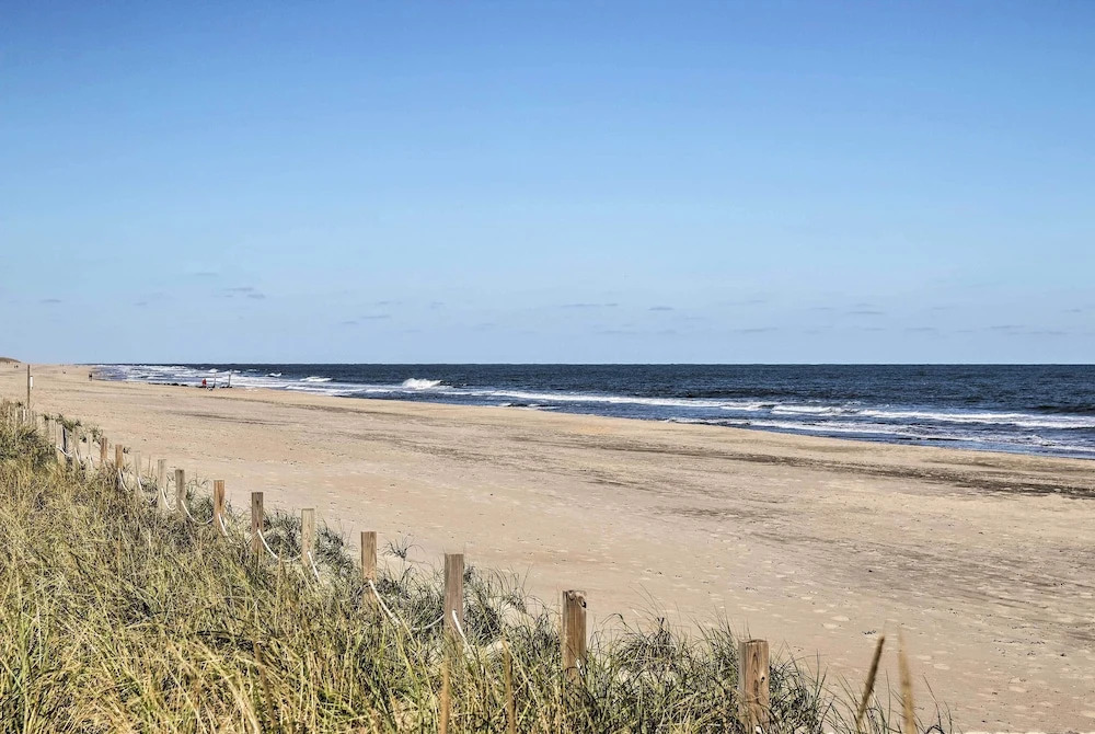Walk to Shore: Retreat w/ Balcony in Ocean City