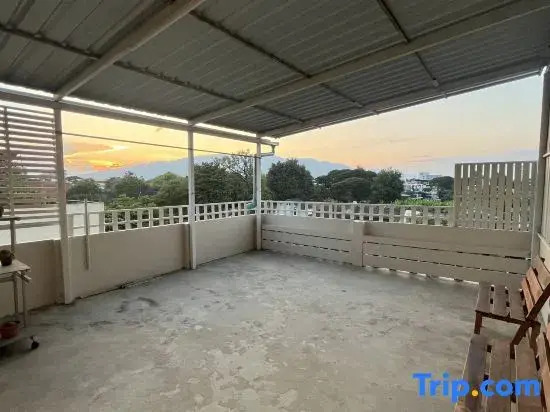 Kingbed ,rftop ,near train station ,3km ThaPae rd.