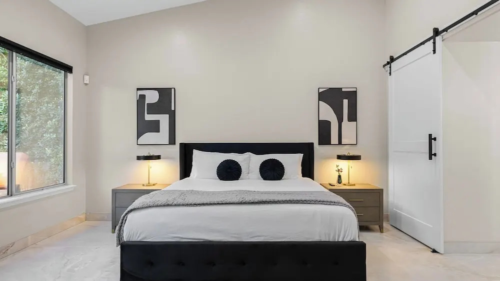 Private Pool, Chefs Kitchen & Patio Near Old Town Scottsdale Desert Luma by Avantstay