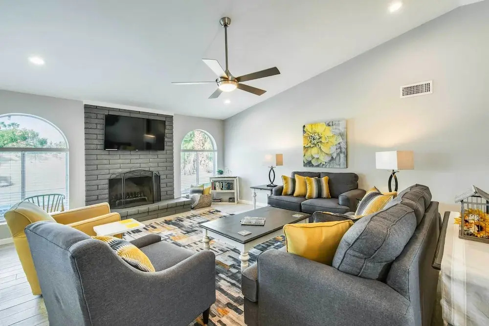 Pool & Putting Green: Scottsdale Family Escape