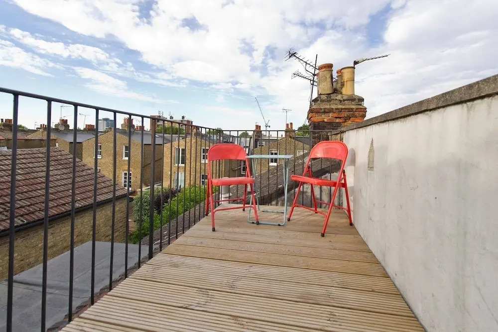 Bright & Spacious 2-bed Apt, 5 Mins From Tube