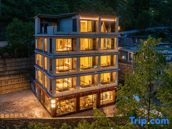 Luxury Mountain View Hot Spring Resort (Private Oxygen Spa Hotel at the Foot of the Snowy Mountain)