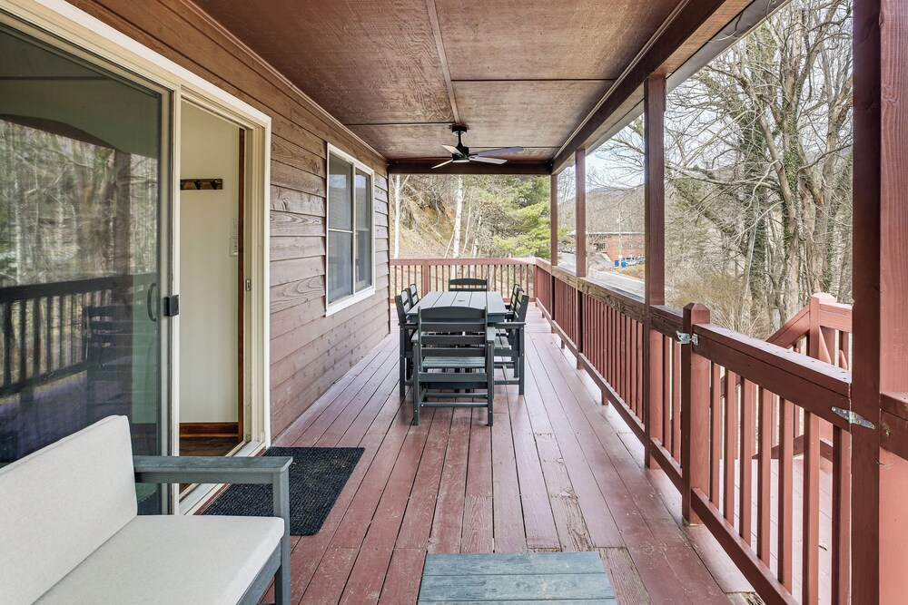 Raley's Retreat w/ Hot Tub: 2 Mi to Dtwn Boone!