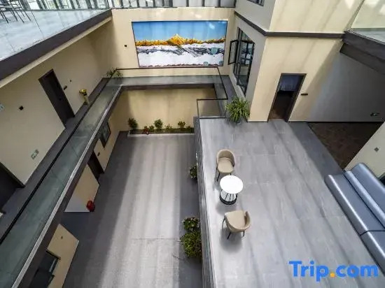 Floral Hotel · Vista Seek Oxygen-Rich View Hotel (Songzanlin Scenic Area Branch)