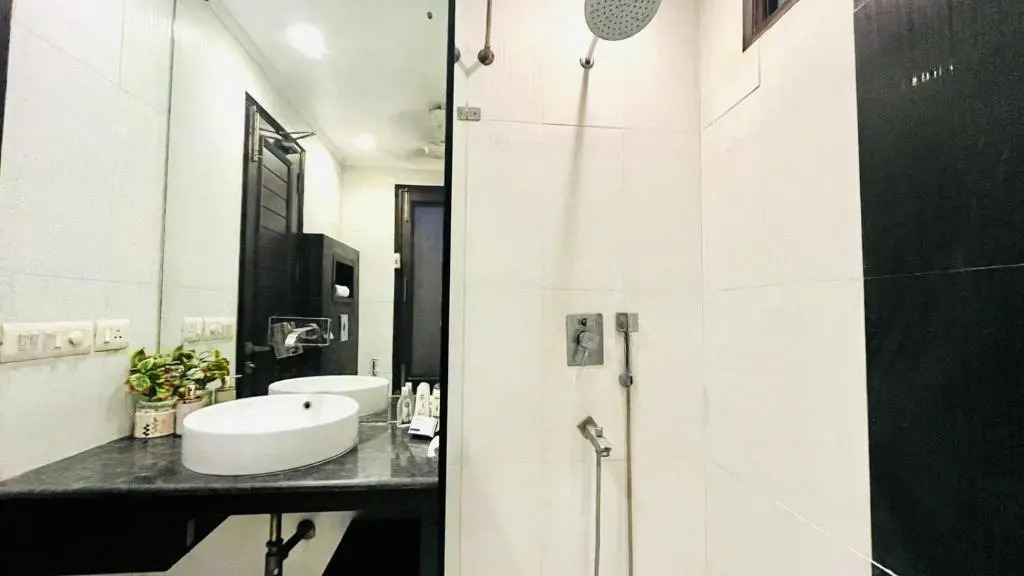 BluO 2BHK - M Block Mkt Greater Kailash