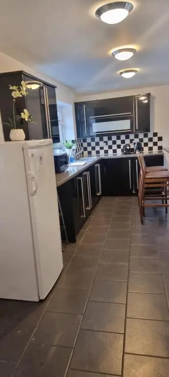 Budget 4 BedRoom house,Entire place.Sleeps 10