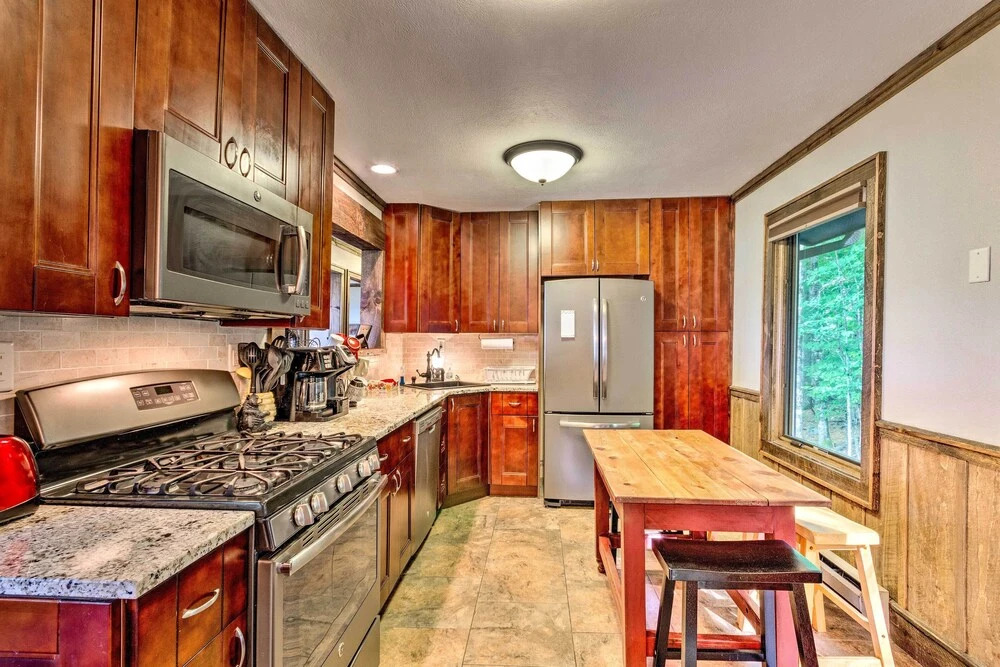 3 Mi to Beech Mtn: Treetop Cabin w/ Deck & Views