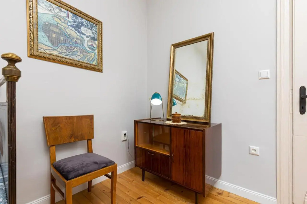 The Old Town Vintage 2-Bedroom Jewel