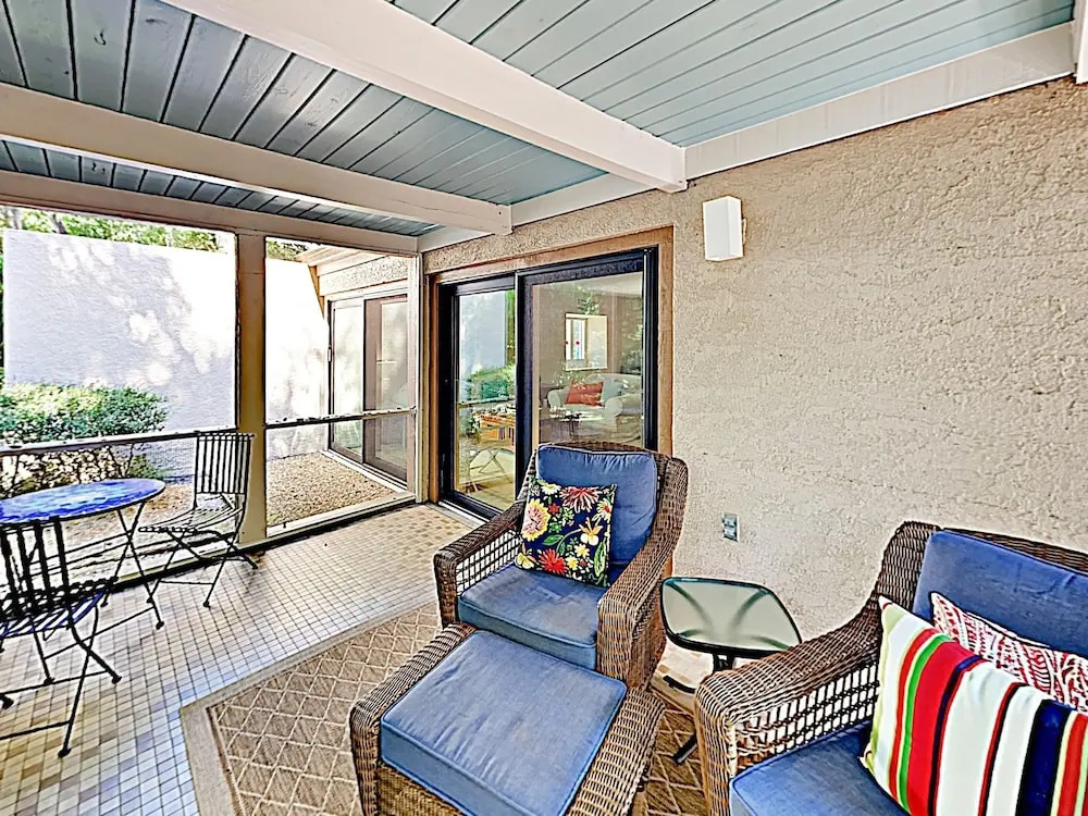 New Listing! Wooded Sanctuary On Golf Course W/pool 2 Bedroom Condo