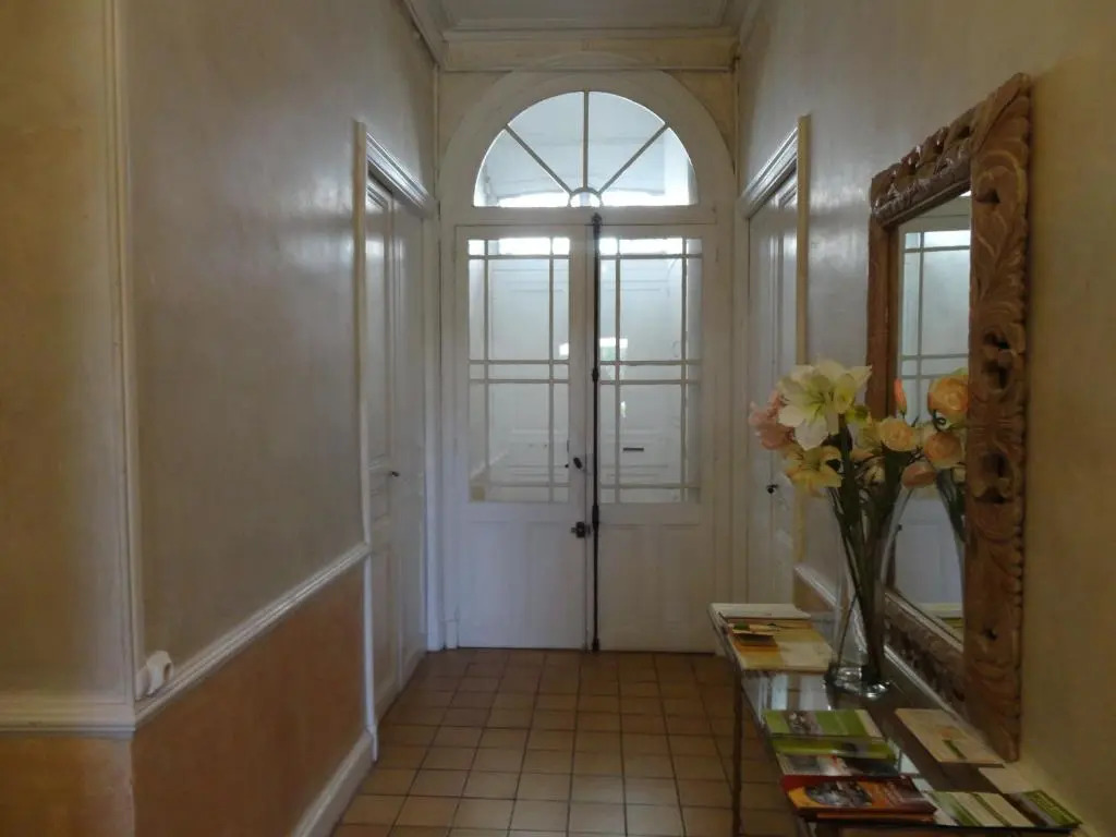 Les Bellevue Cité "4 Apartments, 1 with Garden & Private Parking, Aircon, WiFi, Free Public Car Park, 1 km from Cité"