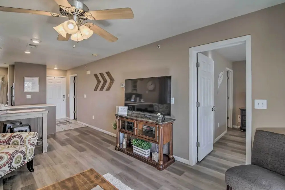 Modern Resort Condo ~ 3 Mi to Branson Landing