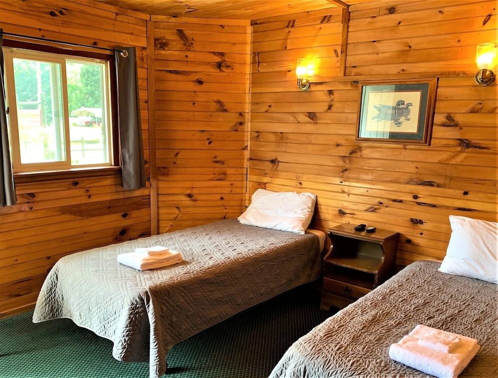 Pine Crest Motel & Cabins