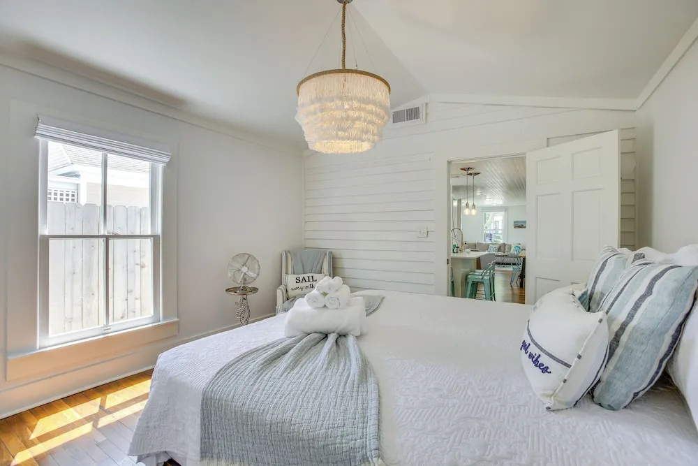 Walk to The Strand: Historic Galveston Home!