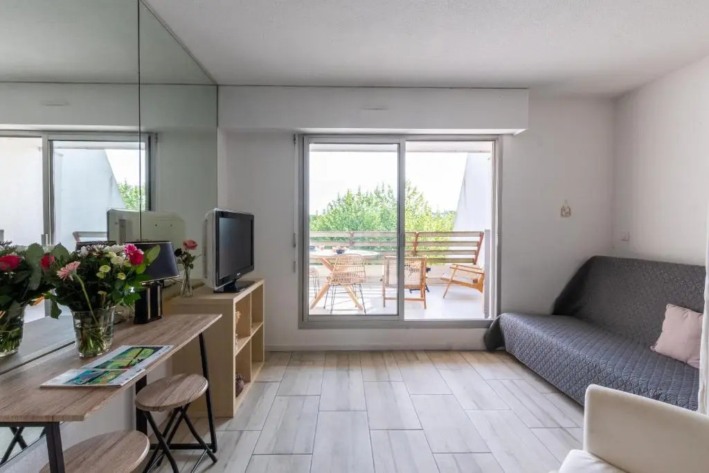 Studio mignon avec terrasse quartier du golf
