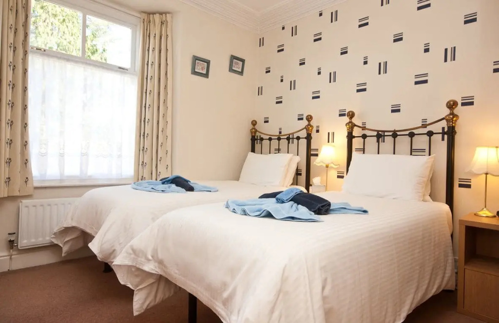 Holly-Wood Guest House