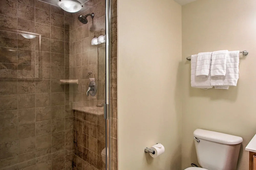 Destin Resort W/ Pool Deck & Beach Shuttle! 2 Bedroom Condo