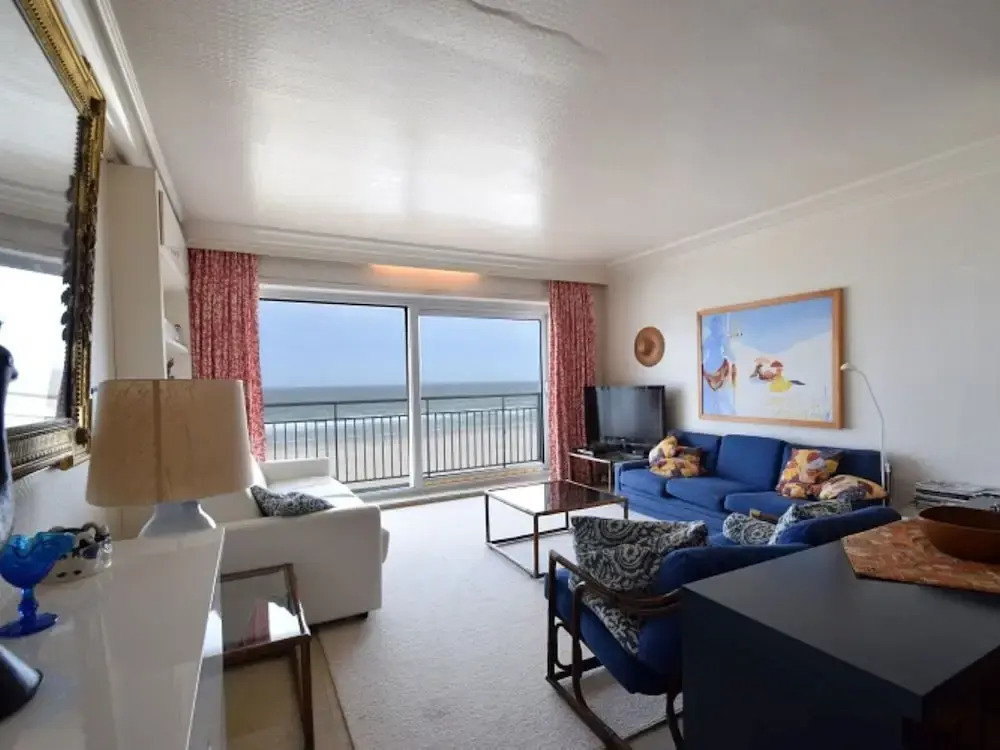 Spacious Seafront Retreat