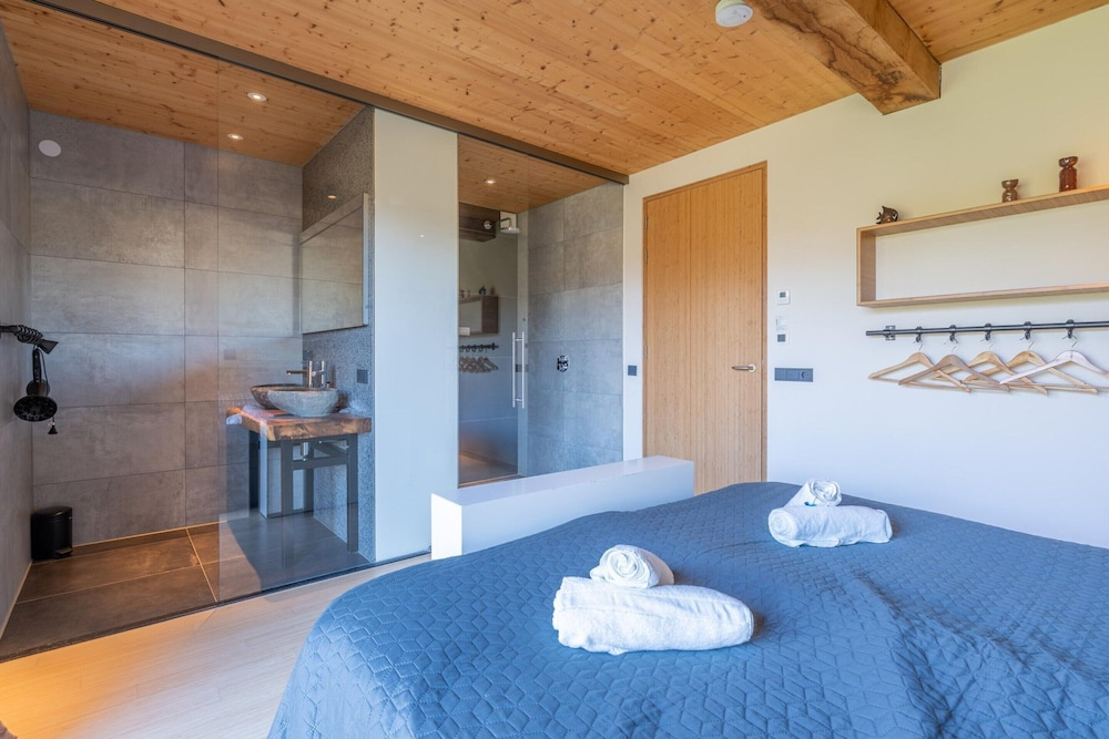 Modern 6-person Villa With Private Hot Tub - Near Beach & Nature