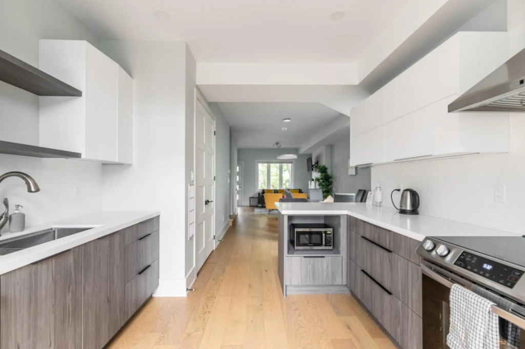 Newly renovated 4 Bed 3 Bath House in DT Toronto