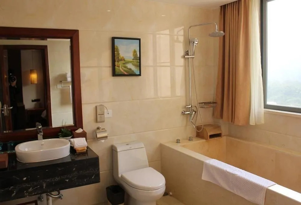 Yihua Riverview Hot Spring Holiday Hotel