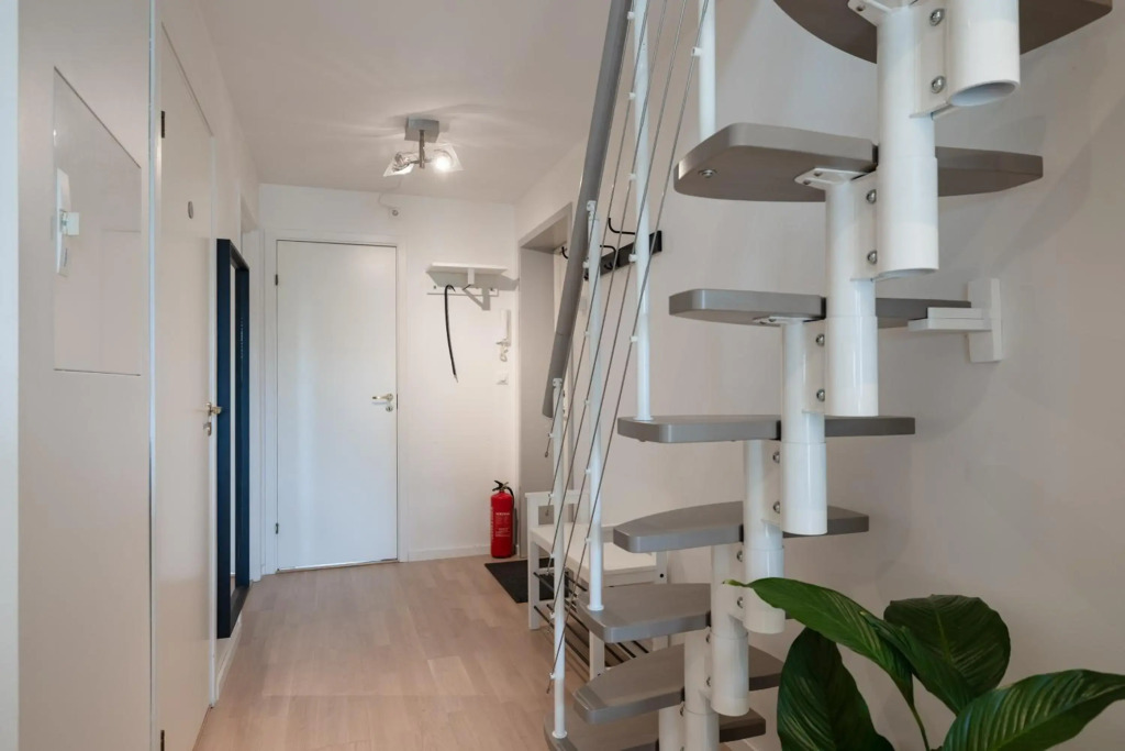 Central top floor apartment