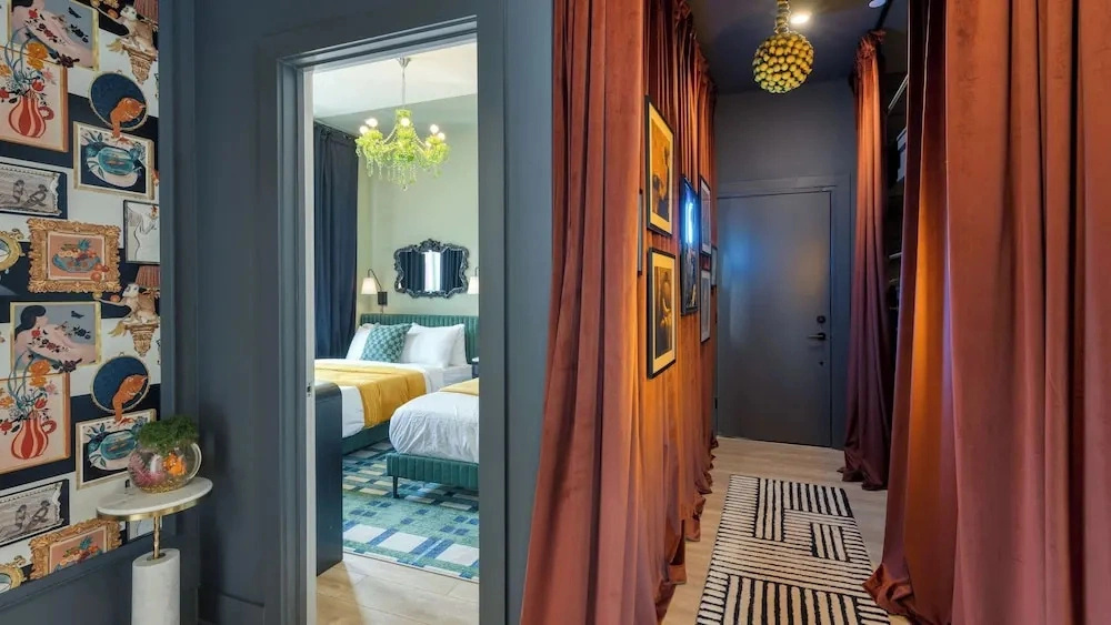The Bloom House & Cosmic Cowgirl by Avantstay Sleeps 17 + 2 Units Gym + Rooftop + Skyline Views