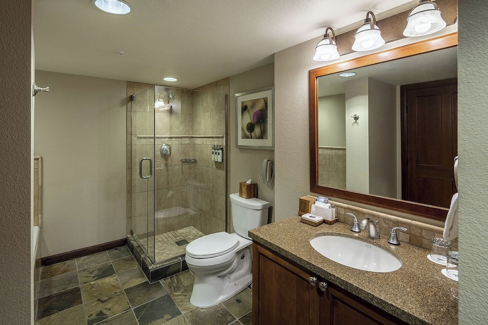 1BR Suite w/ Fireplace, Resort Pools, Spa & Gym