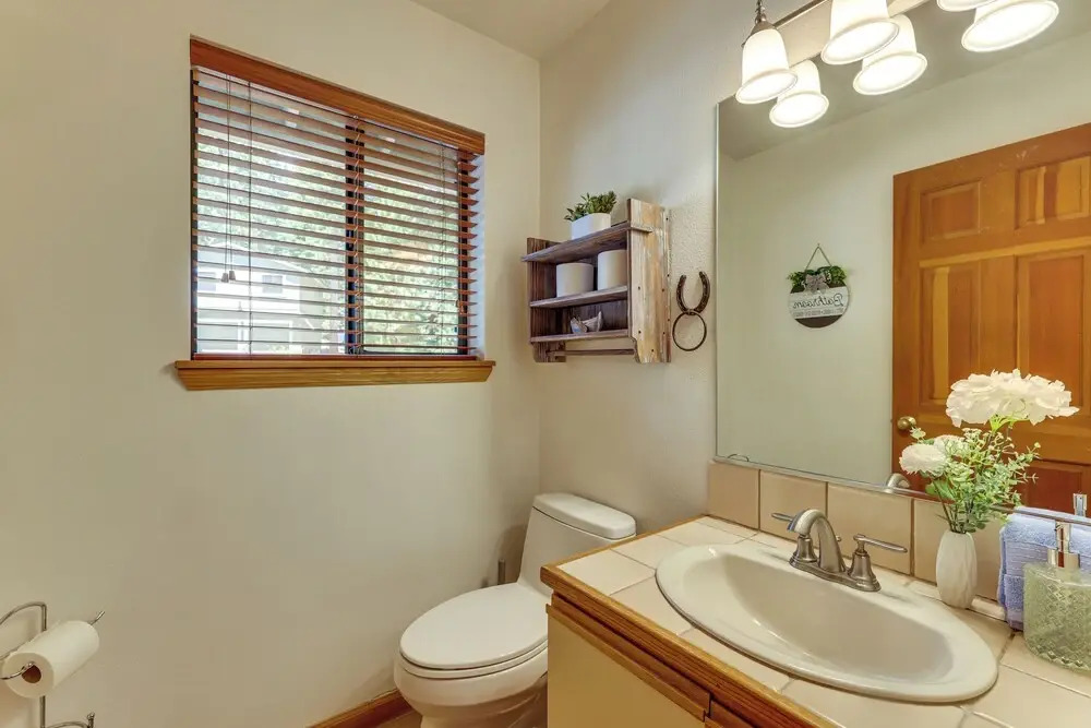 3 Mi to Lake Tahoe: Forest-view Sanctuary w/ Deck!