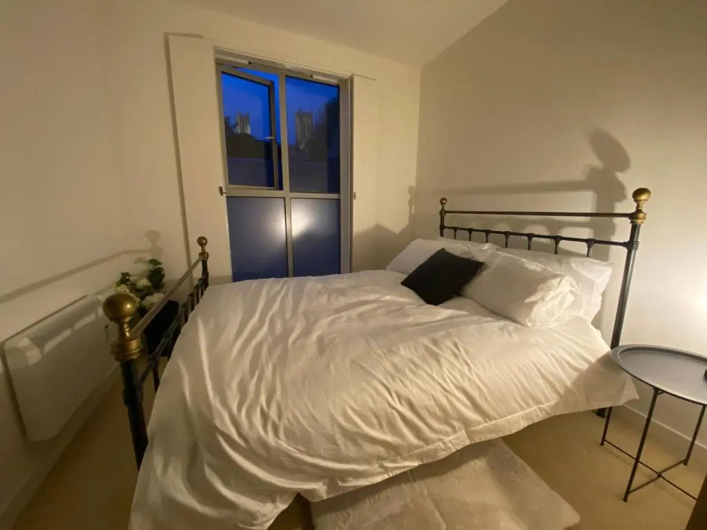 Central, modern and peaceful, lovely Cathedral views, two-bed apartment with 40" smart TV & free onsite parking