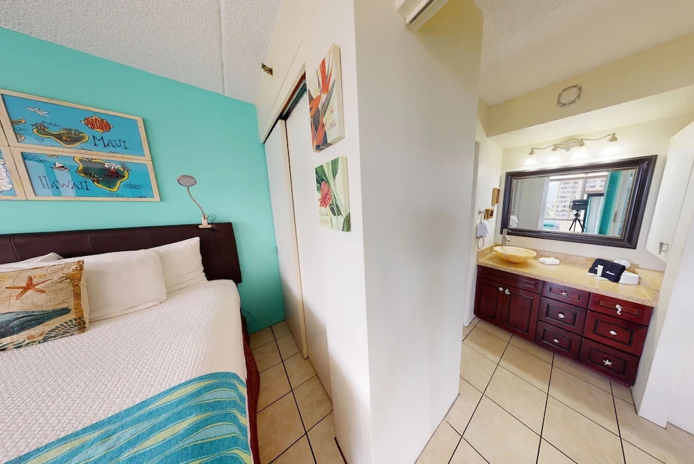 Deluxe Condo Near Waikiki Beach - Free Parking