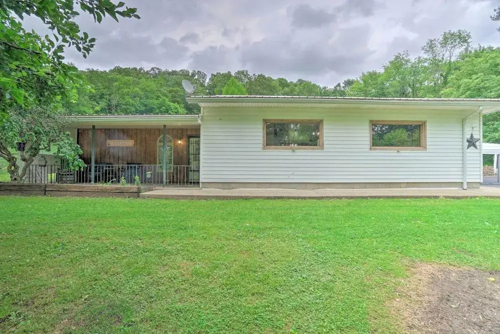 Quaint Zanesville Home w/ Game Room & Yard!