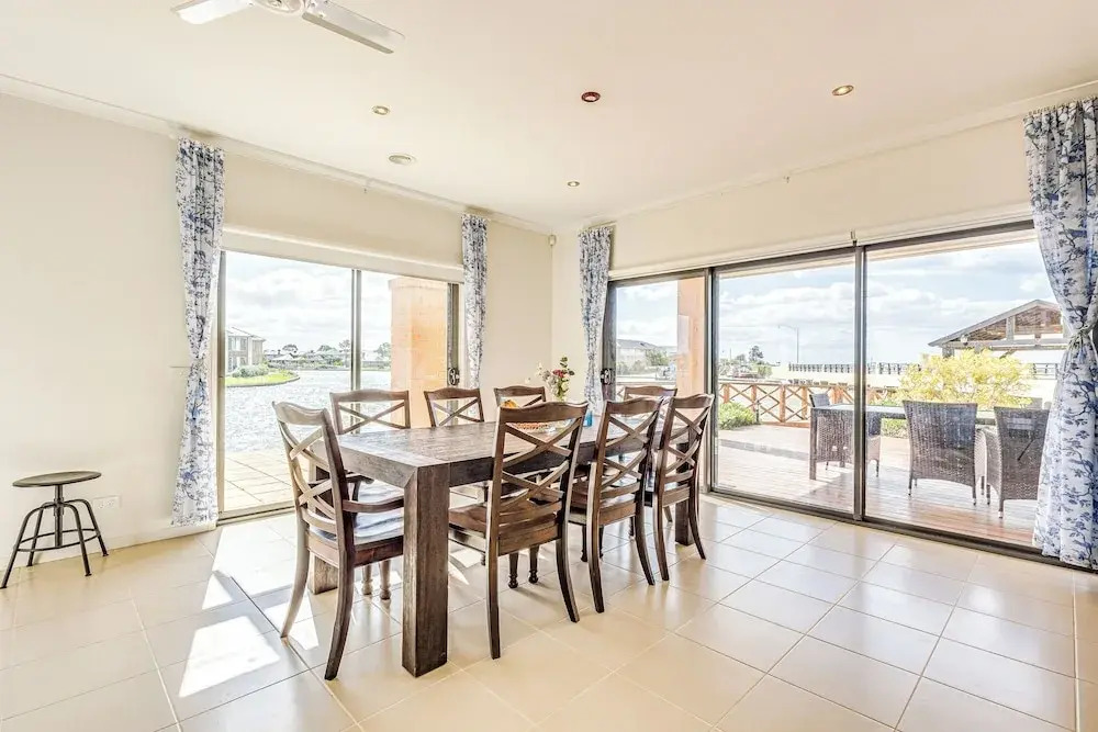 StayAU 5BR Lakefront Escape Point Cook