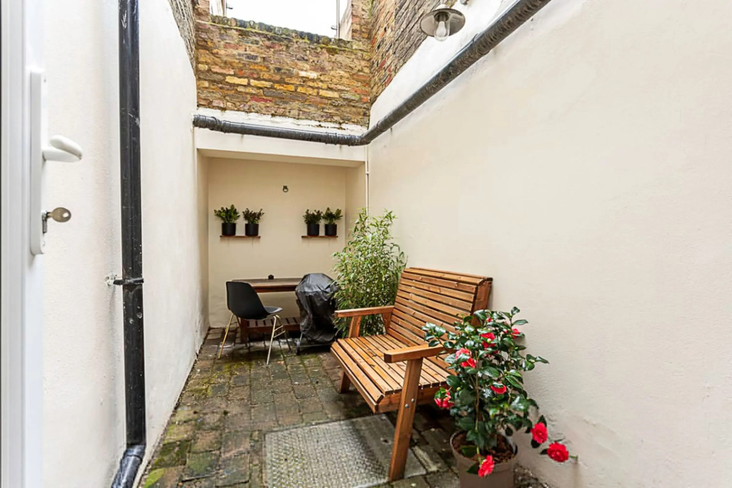 Cosy Garden Flat in Prestigious Residential Area