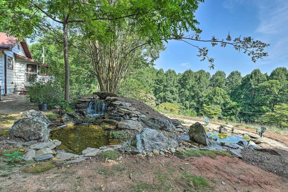 'momma Rhodes' Rustic Blue Ridge Cabin on 4 Acres