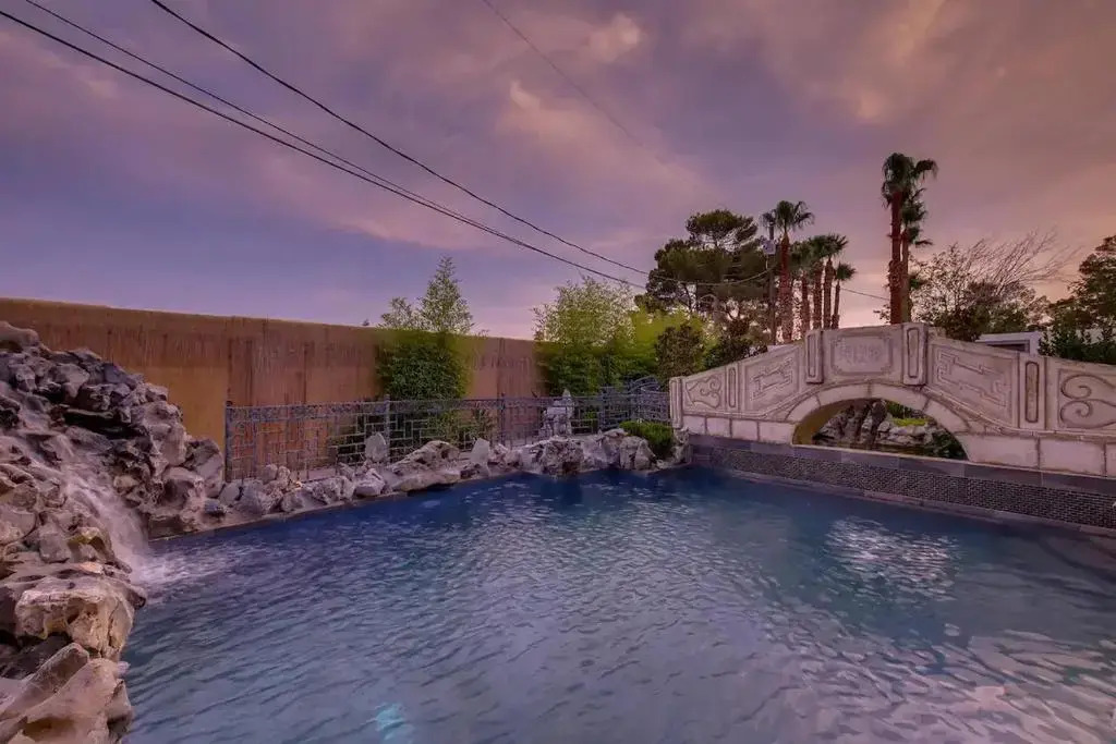 Villa Gordal - Enormous Villa in Las Vegas with 39 Sleeps