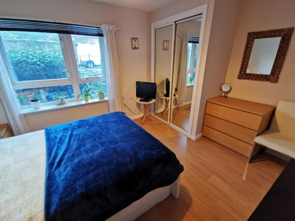 4 bedroom apartment with FREE parking perfect for groups and families!