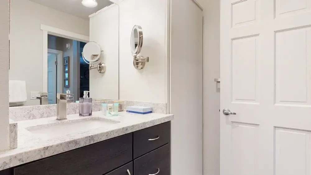 Mammoth Creek 9 Remodeled, Mountain Views with Fireplace, Walk to Park and Shopping by RedAwning