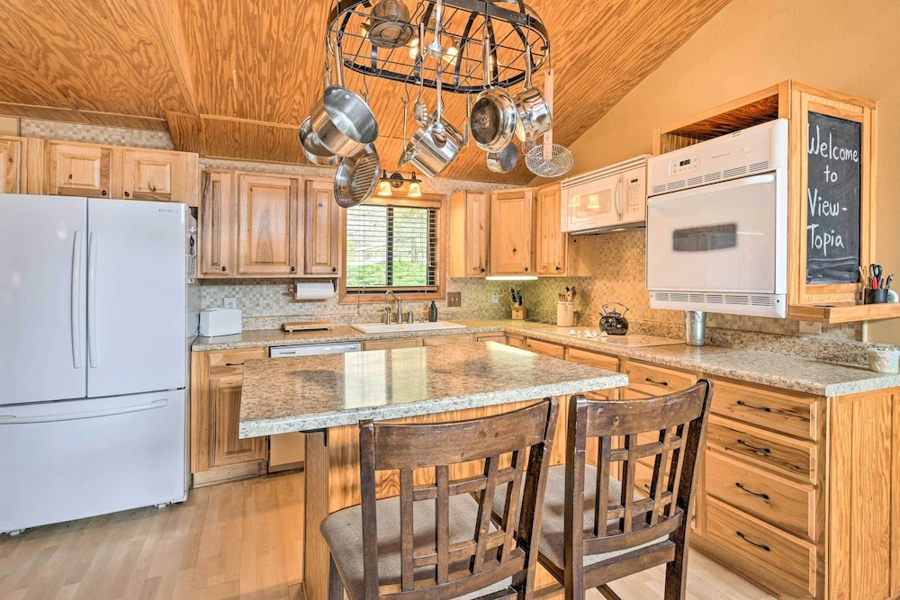 Best Location - Maggie Valley Cabin w/ Hot Tub!