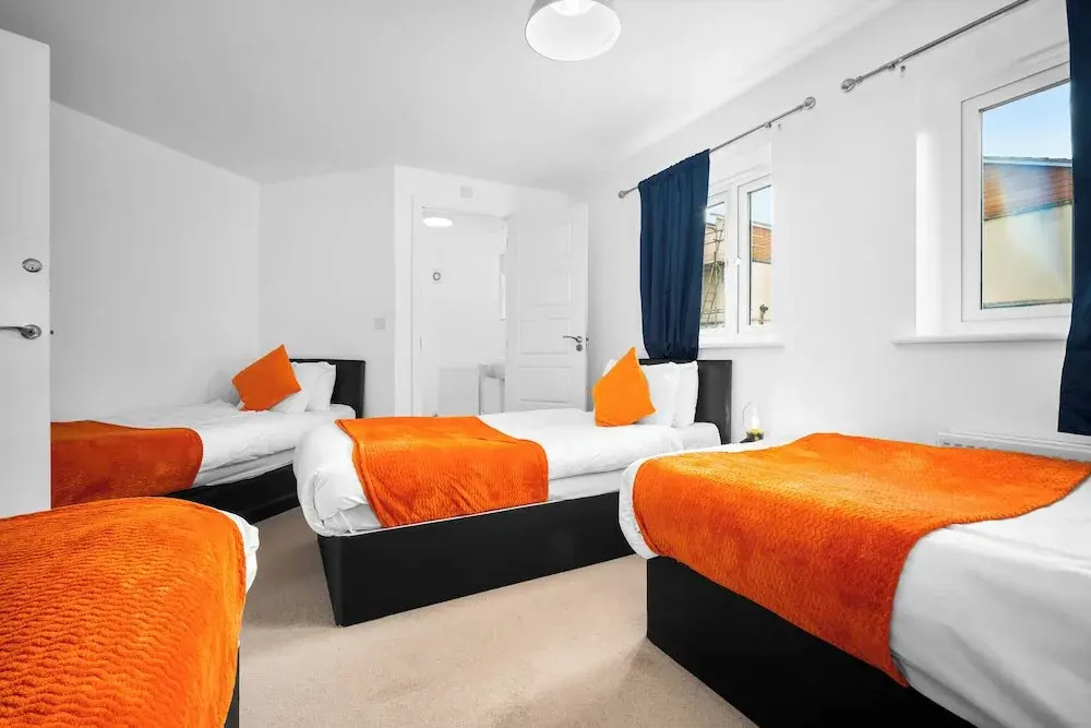 Spacious 4-bed House in Leicester/free Parking