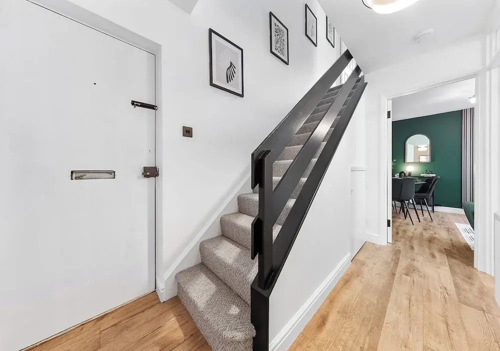 2BR Flat, Free Parking, Close to Airport & Centre