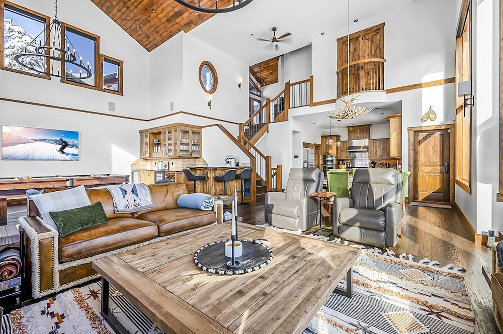 Inuksuk Lodge 4800 sq ft of Excellence