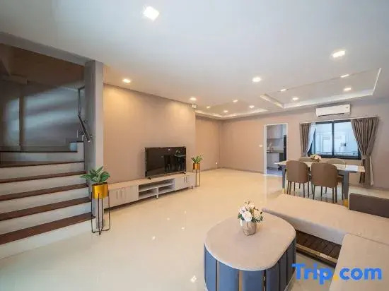 Master bedroom with a bathroom in a Pattaya villa.