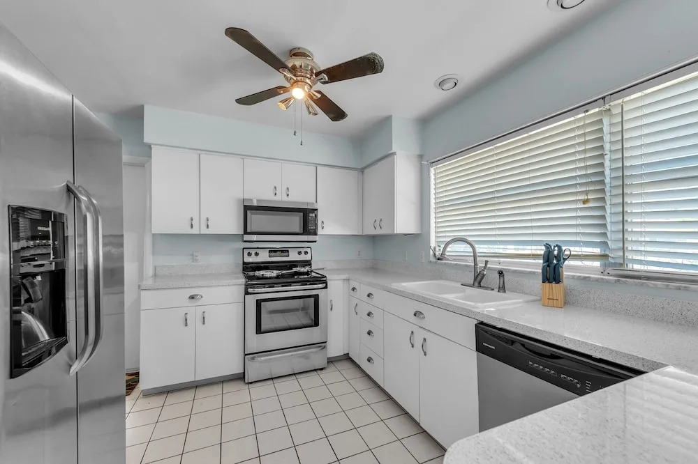 Sunny Retreat In Clearwater 2 Bedroom Home by RedAwning