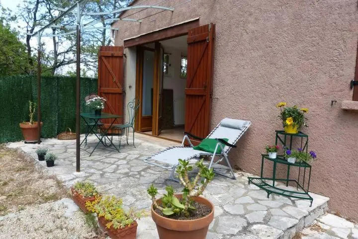 Studio dans villa entre mer et montagne