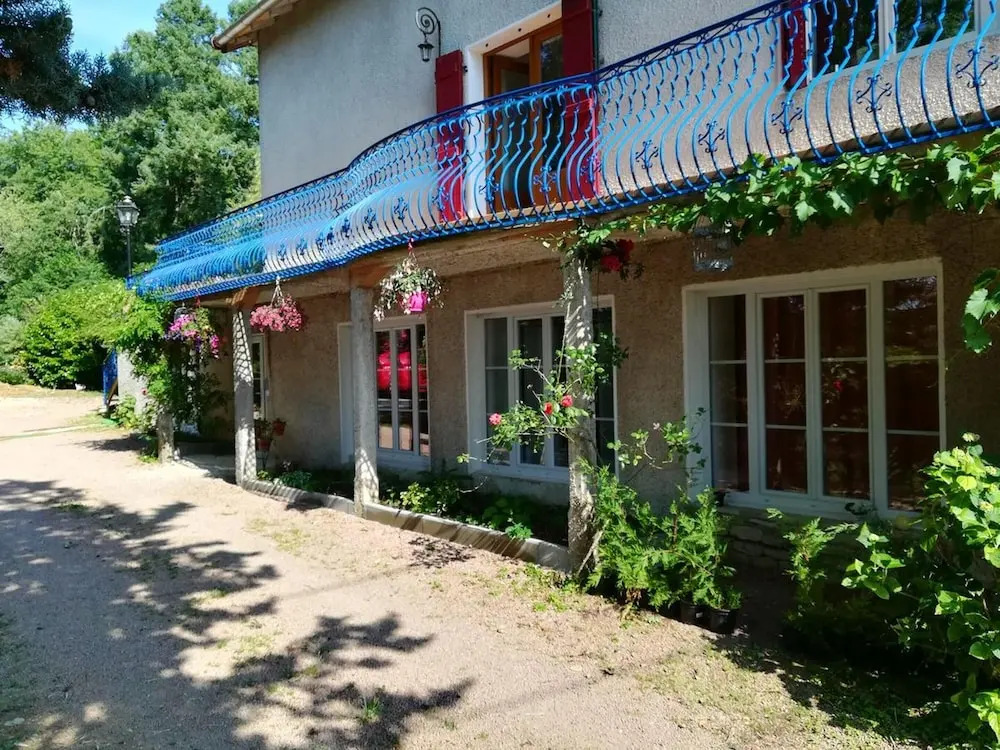 Apartment With 2 Bedrooms in Cormatin, With Wonderful City View, Shared Pool, Enclosed Garden