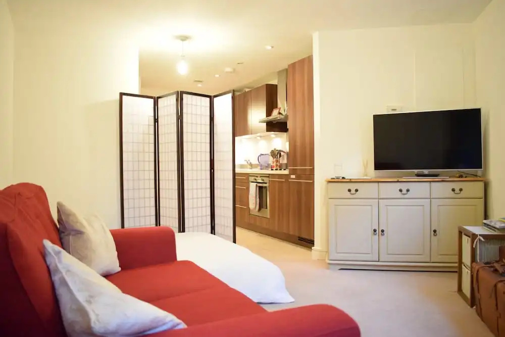 Clean Bright Apartment 7 mins from Central London