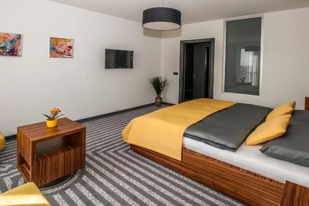 Hotel 99