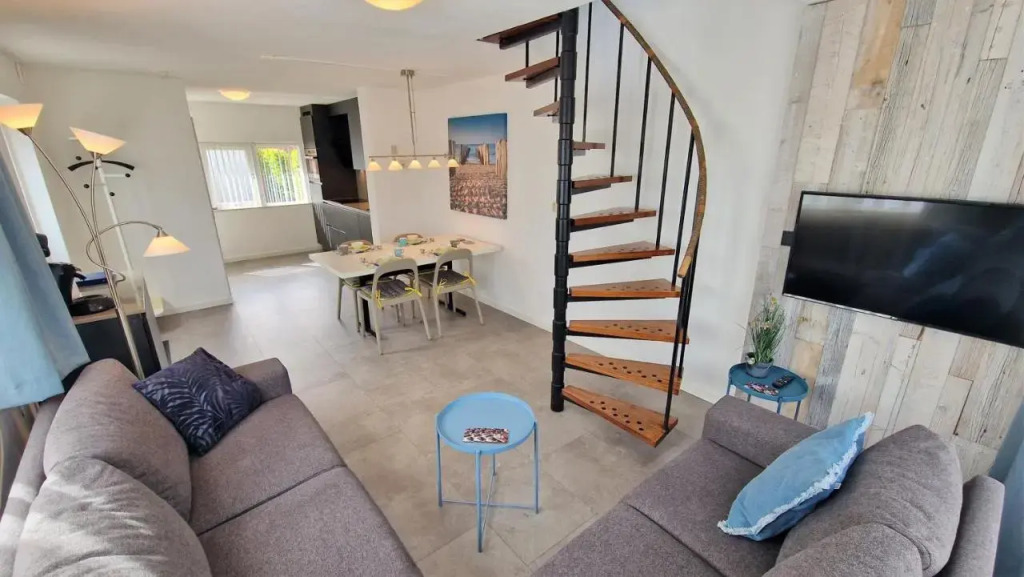 DCL03 modern holiday home with terrace