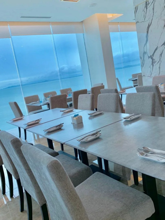 Hompton Hotel by the Beach