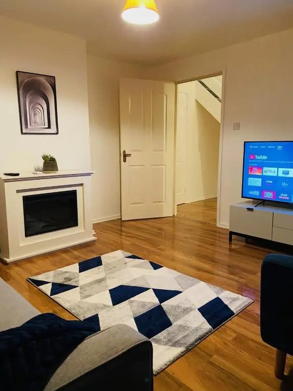 Cheerful home near City Centre,Station& RaceCourse